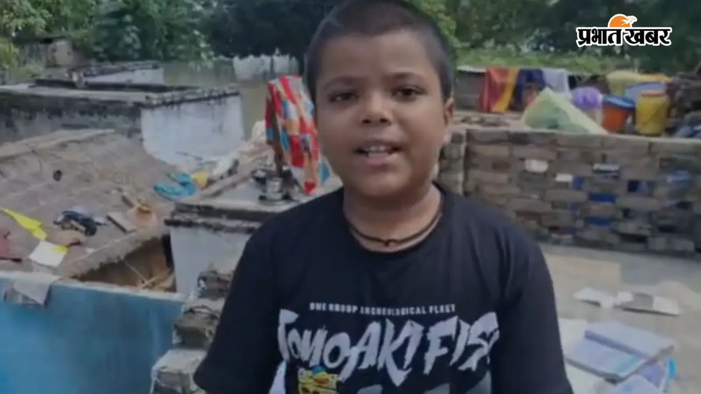 गोपालगंज में बाढ़ से डूबी बच्चों की किताबें, वायरल वीडियो में छात्र ने पूछा शिक्षा मंत्री से सवाल