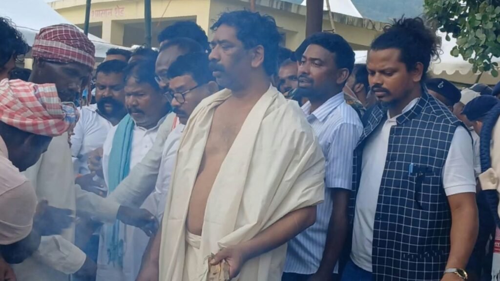 झारखंड: मुख्यमंत्री हेमंत सोरेन ने नम आंखों से मां रूपी सोरेन को दी अंतिम विदाई