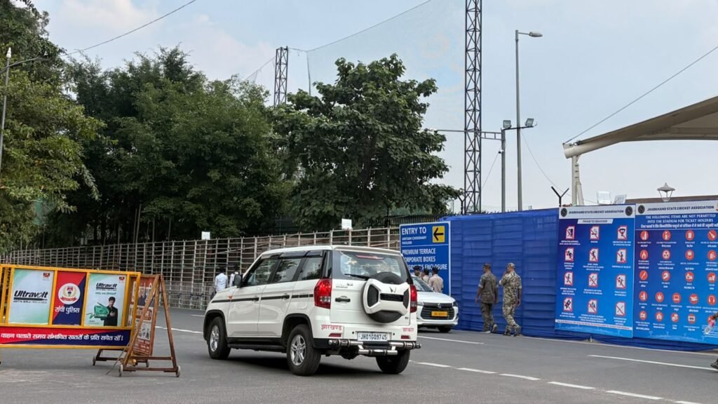 रांची में T20 मैच का रोमांच: JSCA स्टेडियम के बाहर उमड़े क्रिकेट फैंस, कड़ी सुरक्षा व्यवस्था
